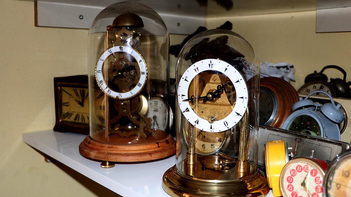 Aralarında 150 yıllık da olan yüzlerce saati tamir eden Yurtbulmuş, farklı meslek gruplarından birçok saat meraklısına ise tamir eğitimi veriyor.