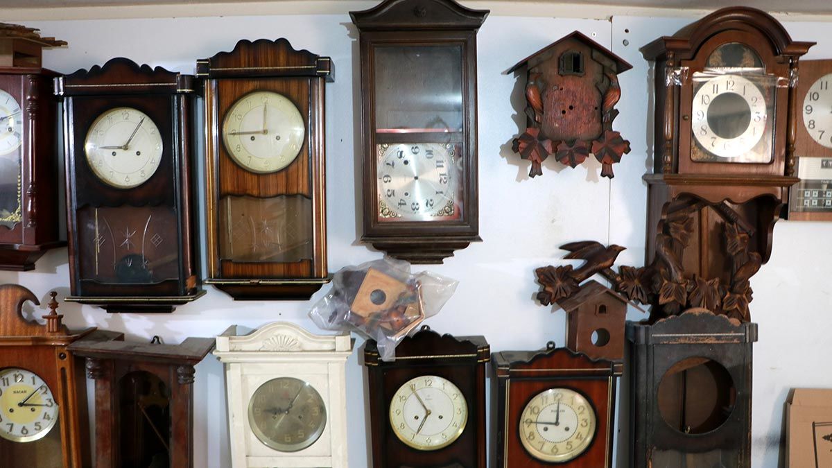 60 yıldır eski saatleri tamir ediyor