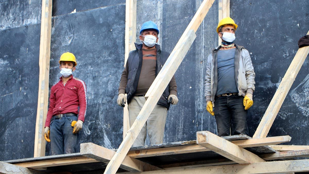 Bir inşaatta çalışan işçiler de saat 09.05'de durulan saygı duruşuna iskelede katıldı.