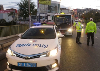 Fatih'te İstanbul Trafik Denetleme Şube Müdürlüğü'ne bağlı ekipler, koronavirüs tedbirleri kapsamında toplu taşıma araçlarına yönelik denetim yaptı.
