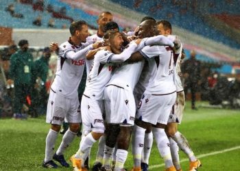 Yeni teknik direktörü Abdullah Avcı yönetiminde çıktığı ilk maçta Büyükşehir Belediye Erzurumspor’u 1-0 mağlup ederek 5 maçlık galibiyet hasretine son veren Trabzonspor’da camia üzerindeki kara bulutlar dağılırken, takımın özellikle ilk yarıda oynadığı futbol da beğenildi.