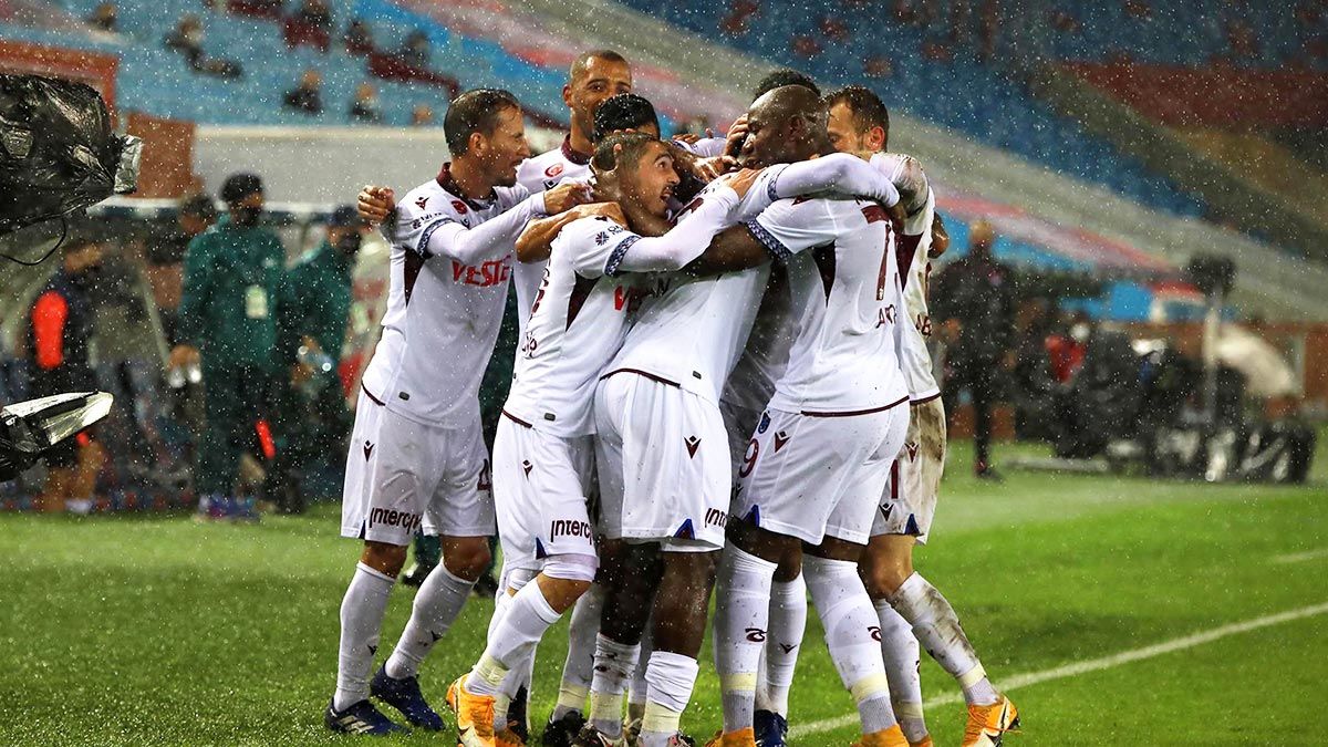 Yeni teknik direktörü Abdullah Avcı yönetiminde çıktığı ilk maçta Büyükşehir Belediye Erzurumspor’u 1-0 mağlup ederek 5 maçlık galibiyet hasretine son veren Trabzonspor’da camia üzerindeki kara bulutlar dağılırken, takımın özellikle ilk yarıda oynadığı futbol da beğenildi.