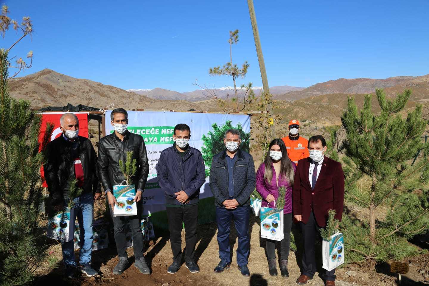 Tunceli'de, 'Milli Ağaçlandırma Günü' nedeniyle Alevi inancında önemli yere sahip olan Düzgün Baba Dağı'nda fidanlar toprakla buluştu.