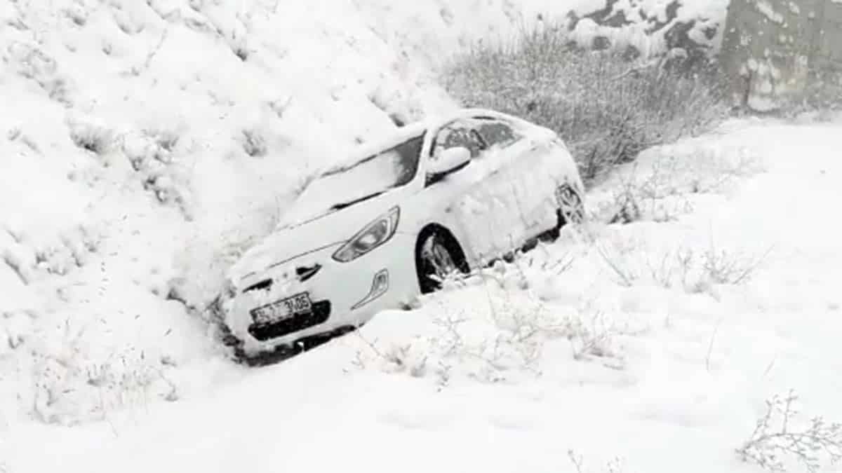 Tunceli'de etkili olan kar yağışı nedeniyle 25 köy yolu ulaşıma kapandı. Yağışa hazırlıksız yakalanan bazı sürücüler, kazaya karıştı.