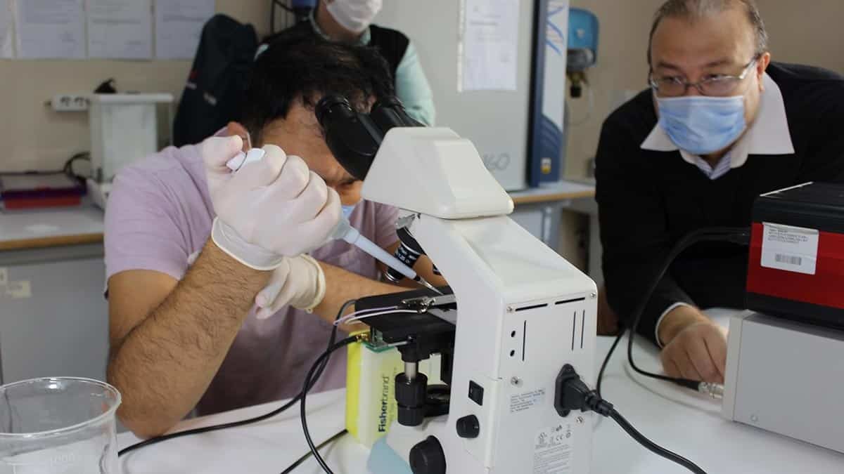 Kan alma yöntemi, bol miktarda cihaz gerektiriyor, ayrıca kan sonucunu almak için en az 2 saat beklemeniz lazım, bu süreyi 5 dakikaya indireceğiz