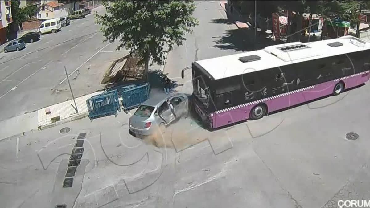 Emniyetin verilerine göre, Ekim'de 188'i ölümlü olmak üzere meydana gelen 34 bin 146 kazada 22 bin 34 kişi yaralandı, 202 kişi hayatını kaybetti.