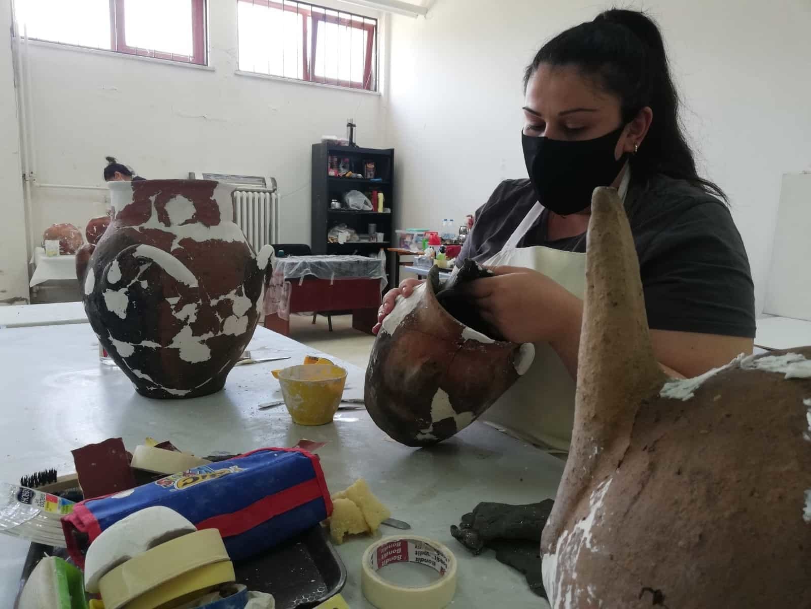 Kütahya’da aralıklarla 1989 yılından bu yana sürdürülen Seyitömer Höyüğü kurtarma kazısında son 6 ayında 2 binin üzerinde tarihi eser ortaya çıkarıldı.