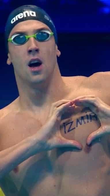 Türkiye'nin gururu olan milli sporcumuz Emre Sakçı dünya tarihinde en iyi ikinci dereceyi yaparken, yarışta, deprem acısını yaşayan İzmir için yüzdüğünü açıkladı.