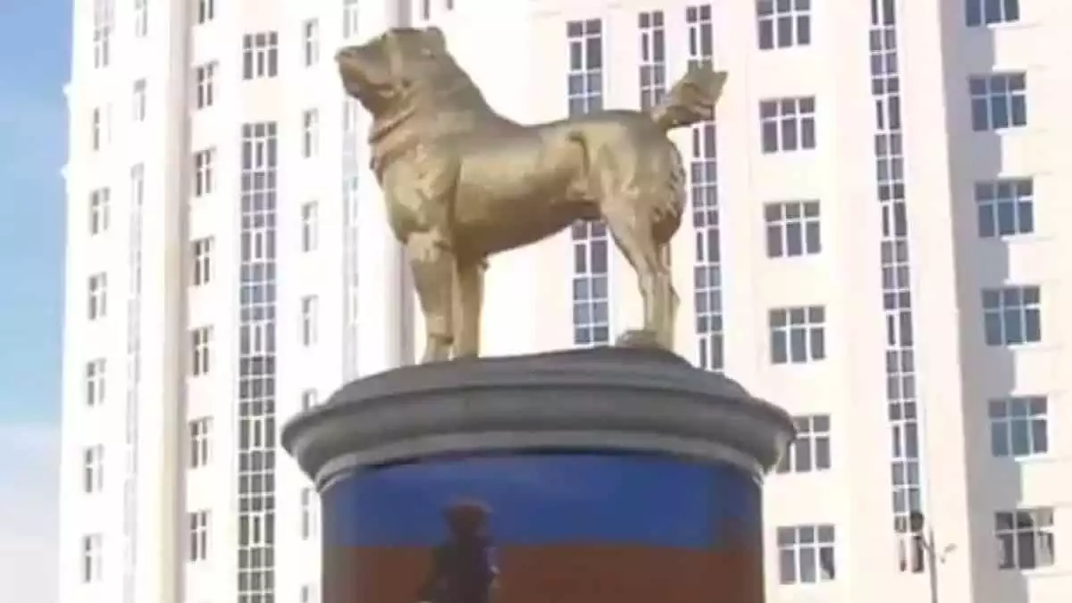 Berdimuhammedov'a köpek heykeli tepkisi
