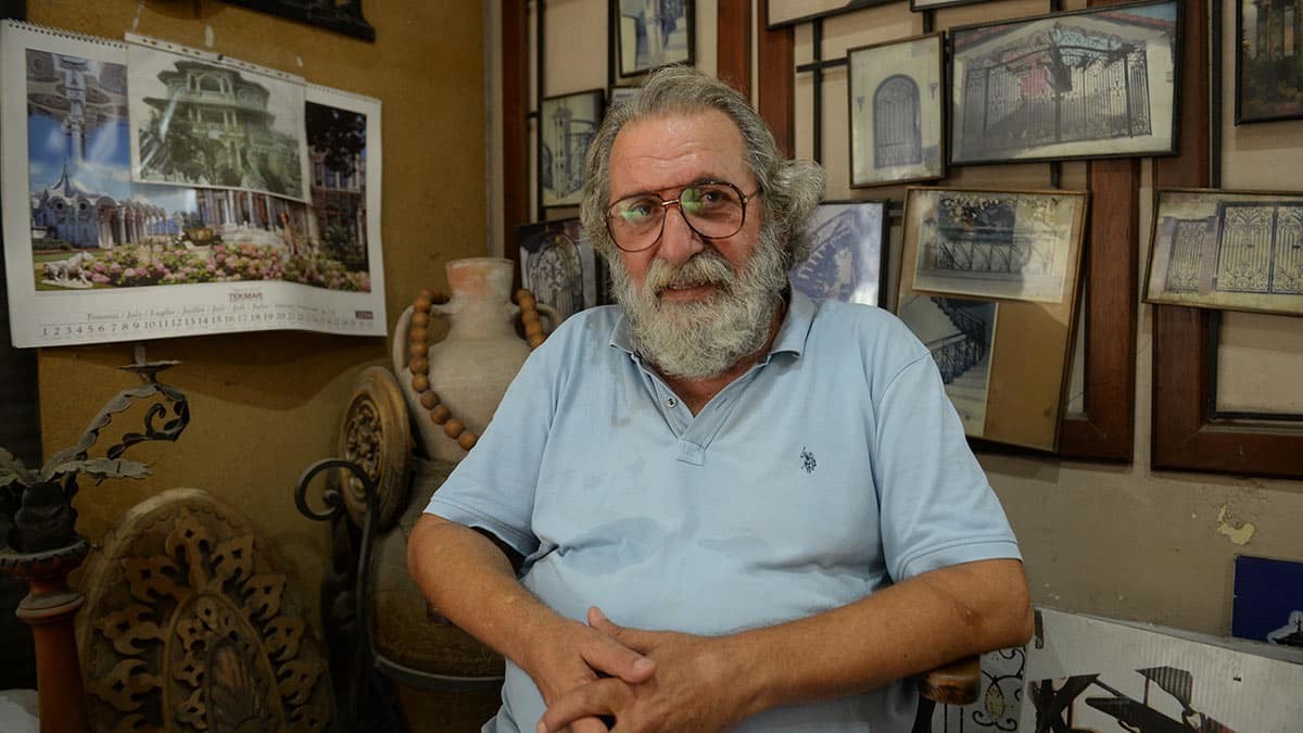 Gitarını 40 yıldır cezalandırıyor