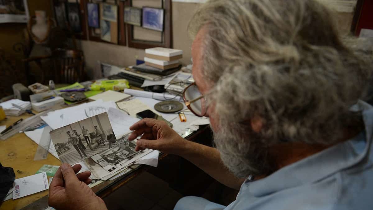 Kendisini eğitiminden alıkoyduğu gerekçesiyle tellerini söktüğü gitarını 40 yıldır cezalandırıyor.