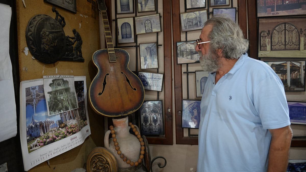 Gitarını 40 yıldır cezalandırıyor