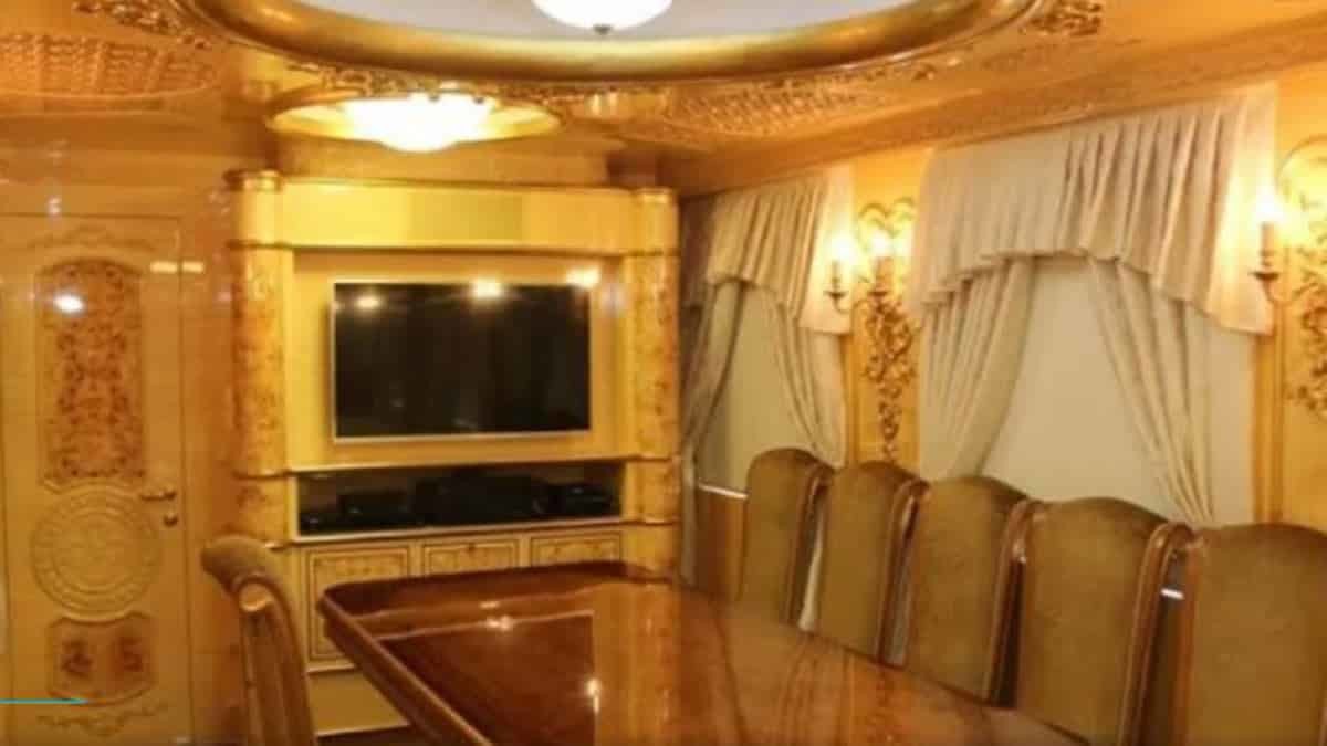 Ukrayna'da giderek ciddi tehdit oluşturan koronavirüs salgını nedeniyle trenlerde VIP vagon hizmeti başladı.