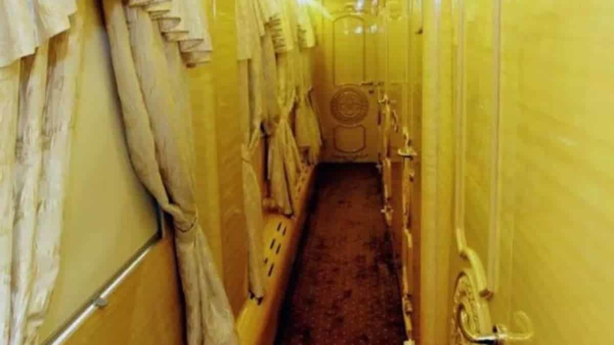 Ukrayna'da giderek ciddi tehdit oluşturan koronavirüs salgını nedeniyle trenlerde VIP vagon hizmeti başladı.