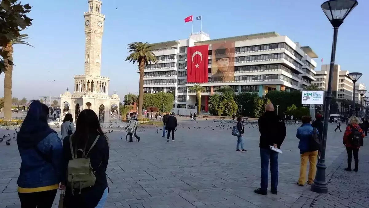 Kentte 1 dakikalık saygı duruşuna, vatandaşlar sokaklarda, caddelerde ve evlerinde katıldı.