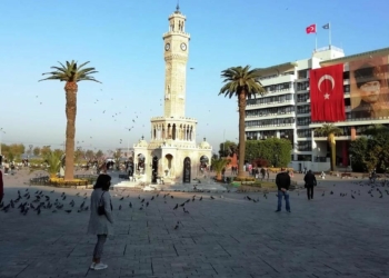 Kentte 1 dakikalık saygı duruşuna, vatandaşlar sokaklarda, caddelerde ve evlerinde katıldı.