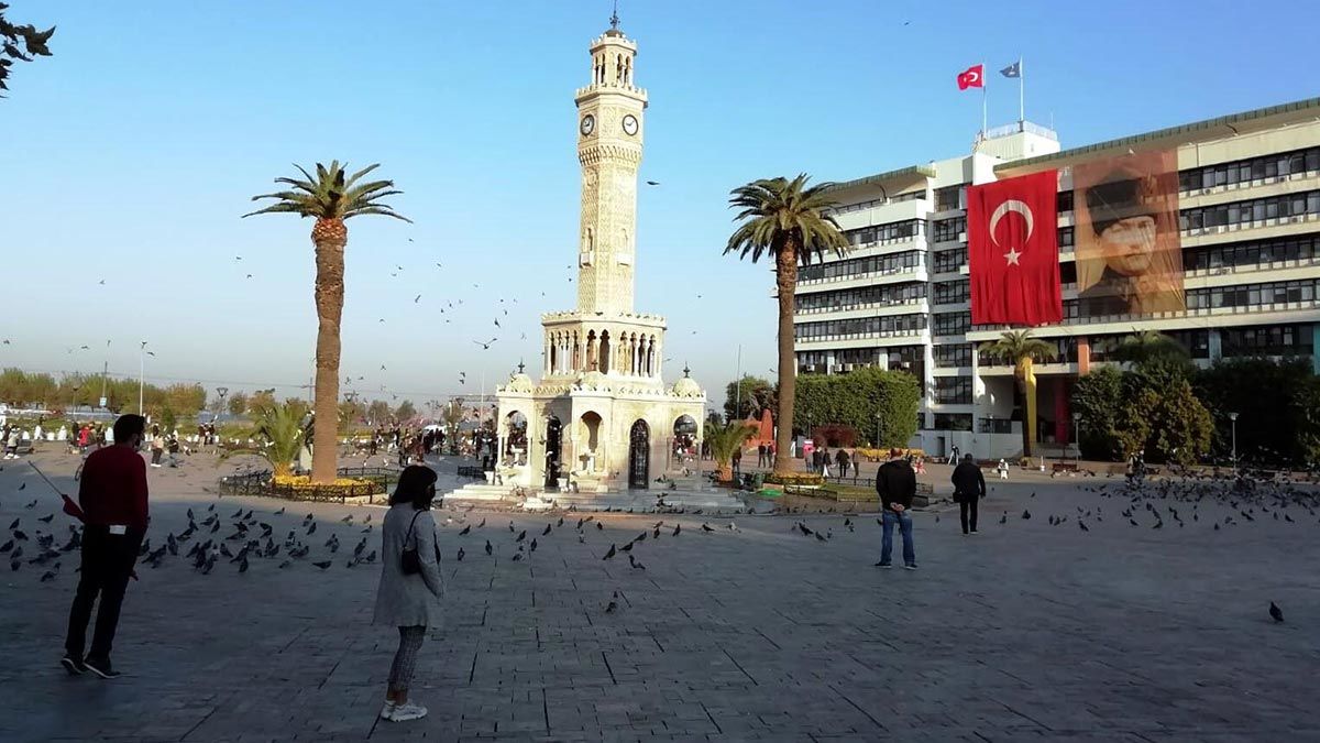 Kentte 1 dakikalık saygı duruşuna, vatandaşlar sokaklarda, caddelerde ve evlerinde katıldı.