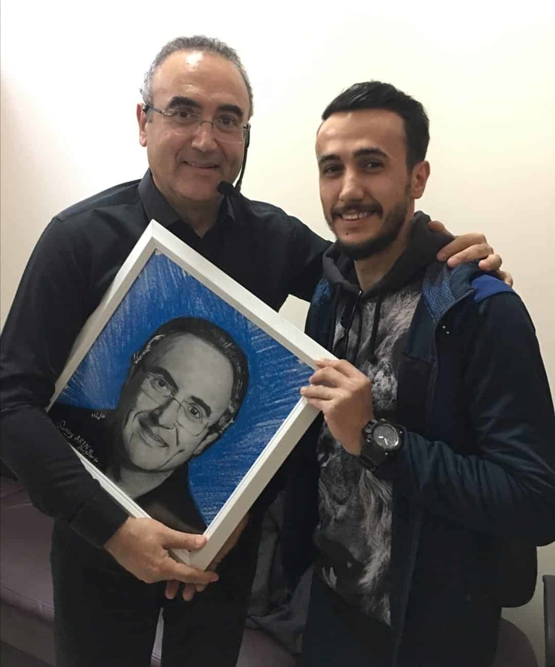 Ünlülerin portrelerini çizip hediye ediyor