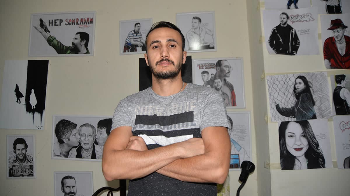 Ünlülerin portrelerini çizip hediye ediyor