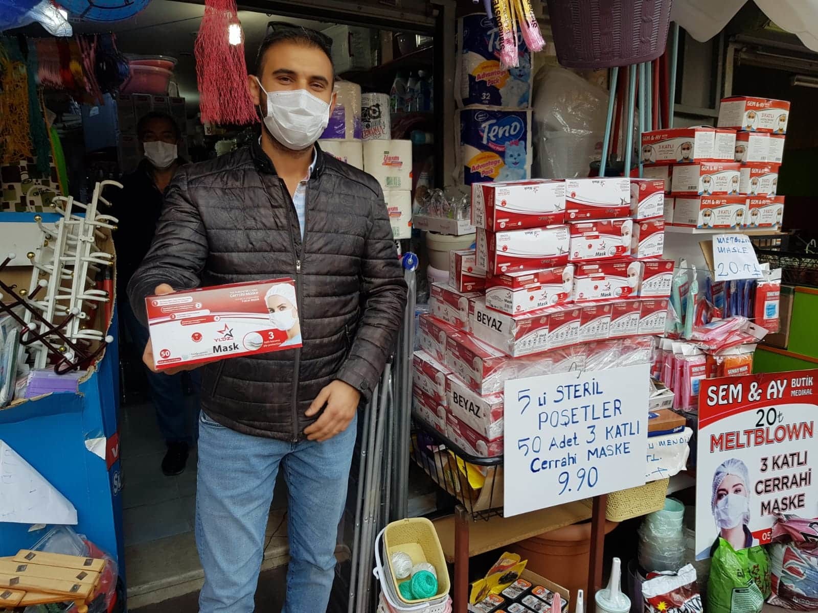 50 tanesi 100 TL'ye kadar satılan cerrahi maskenin fiyatı, artan üretimle birlikte 10 TL'ye kadar düştü.