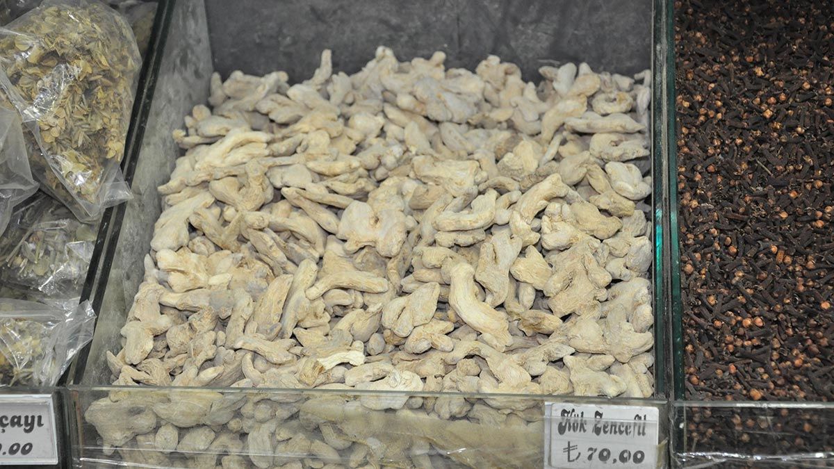 Aksu, koronavirüs ve grip salgınına karşı bağışıklık sistemini güçlendirmek için koyu yeşil yapraklı sebzelerin tüketilmesini önerdi.