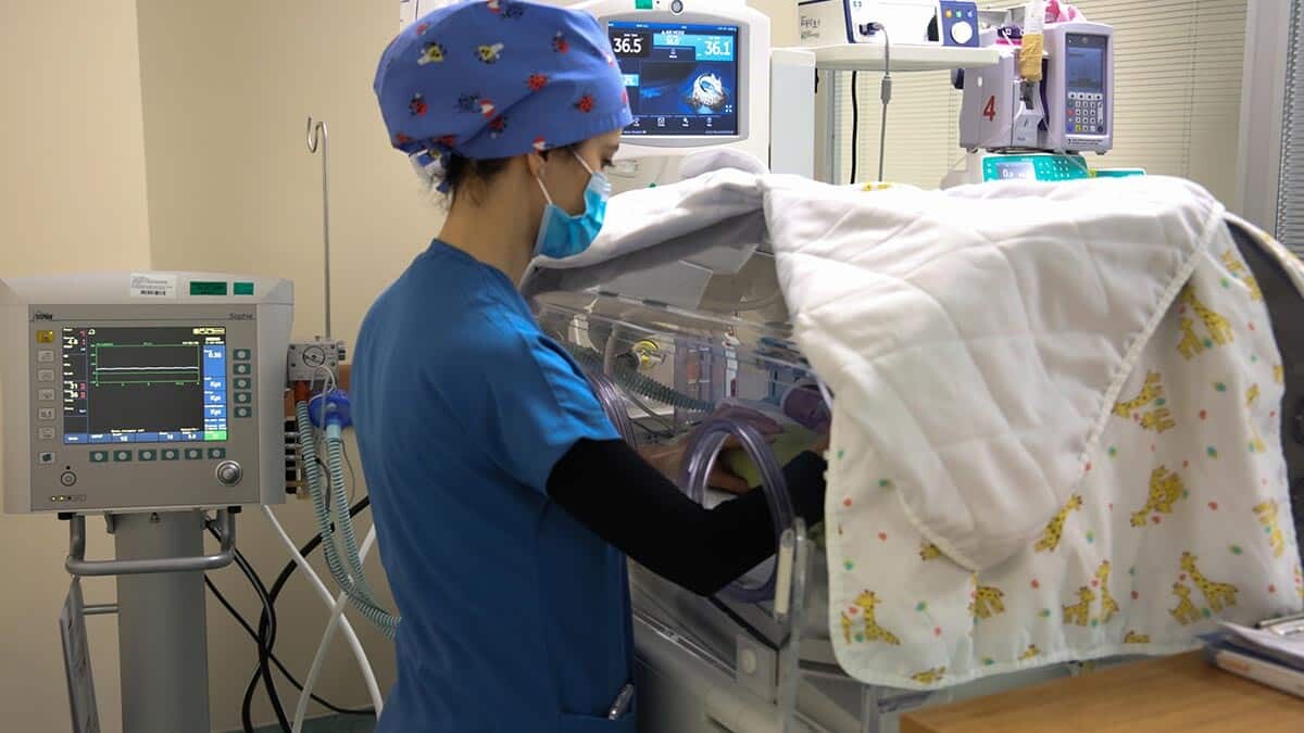 Anne sütü varken dışarıda satılan hazır gıda ve mamalar tercih edilmemeli