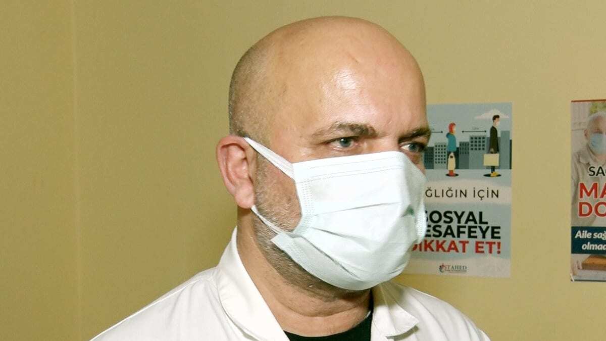 Semptom varsa test öneriliyor. Çünkü temaslı da olsanız virüs yükünüz az olabilir, hastalığı geçirmeyebilirsiniz. O yüzden semptomunuz da olmaz ve testiniz de negatif çıkar. Asıl önemli olan, bu sürede maske mesafe hijyen izolasyonu uygulayıp semptom ve bulgular olduğu zaman mutlaka PCR testi yaptırmaktır.