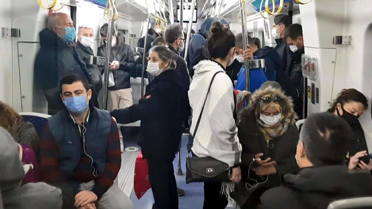 Toplu taşımalardaki kalabalık tehlike saçıyor