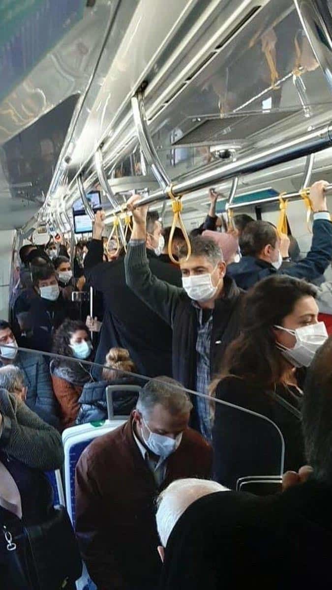 Sağlık Bakanı Fahrettin Koca'nın, '3'üncü zirvesini yaşıyor' dediği İzmir'de, toplu taşımalardaki kalabalık tehlike saçıyor.