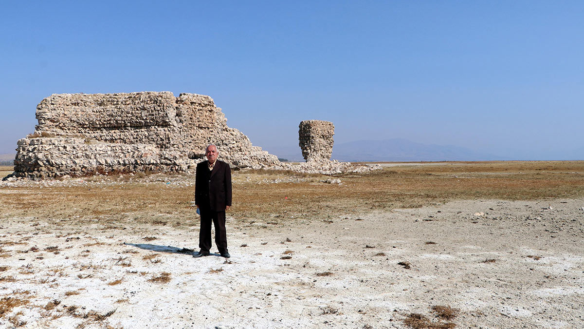 Van Gölü'nde su seviyesinin düşmesiyle Erciş ilçesi sahilindeki Erciş Kalesi ve kalıntıları ortaya çıktı.