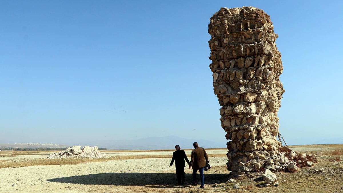 Van YYÜ Edebiyat Fakültesi Coğrafya Bölümü öğretim üyesi Prof. Dr. Faruk Alaeddinoğlu, Van Gölü'nün tarihi boyunca sürekli yükselme ve alçalmaya bağlı olarak seviye farklılıkları gösterdiğini söyledi.