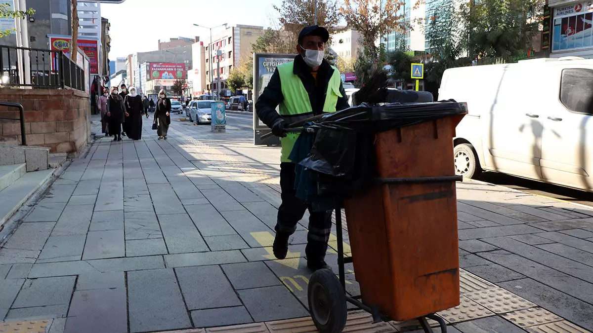 İçişleri bakanlığı'nca işlek cadde ve sokaklarda sigara içilmesine sınırlama getirilmesi, çevre temizliğine olumlu yansıdı yerlerde izmaritlere daha az rastlandı.