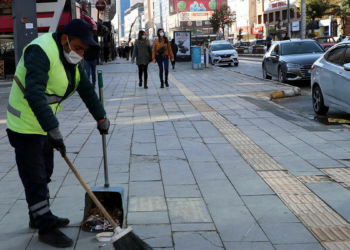 Yerlerde izmaritlere daha az rastlıyor