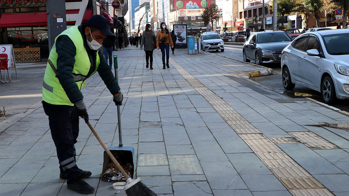 Yerlerde izmaritlere daha az rastlıyor