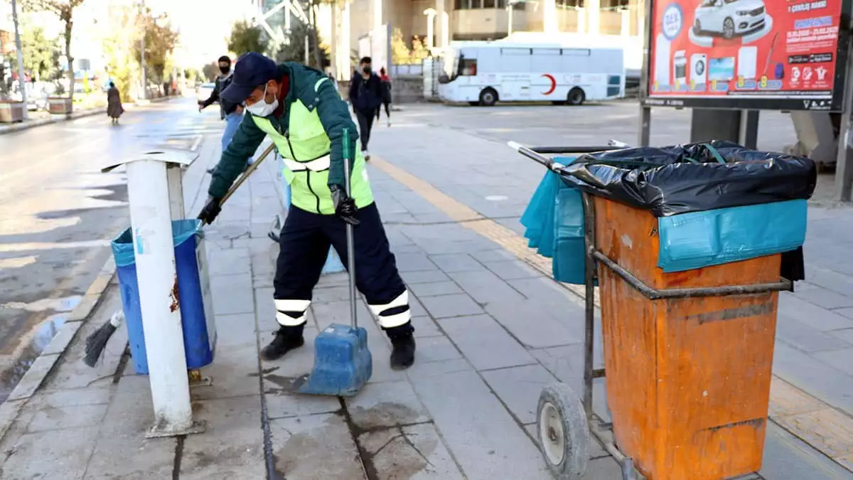 Yerlerde izmaritlere daha az rastlıyor