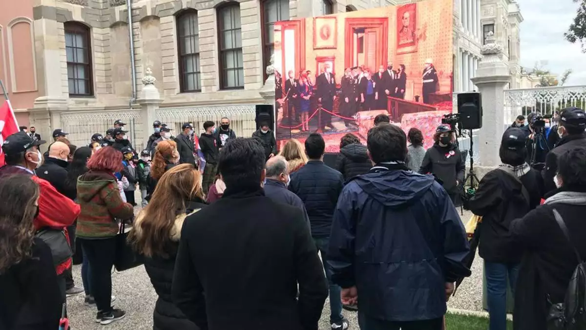 Vatandaşlar dolmabahçe sarayı'nda tek yürek oldu çok sayıda vatandaş, anma töreni için atatürk'ün hayata gözlerini yumduğu, saatler 09. 05'i gösterdiğinde saygı duruşu yapılarak i̇stiklal marşı okundu.