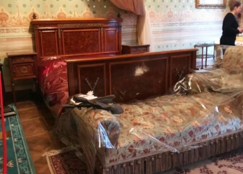 Vatandaşlar Dolmabahçe Sarayı'nda tek yürek oldu çok sayıda vatandaş, anma töreni için Atatürk'ün hayata gözlerini yumduğu, saatler 09.05'i gösterdiğinde saygı duruşu yapılarak İstiklal Marşı okundu.