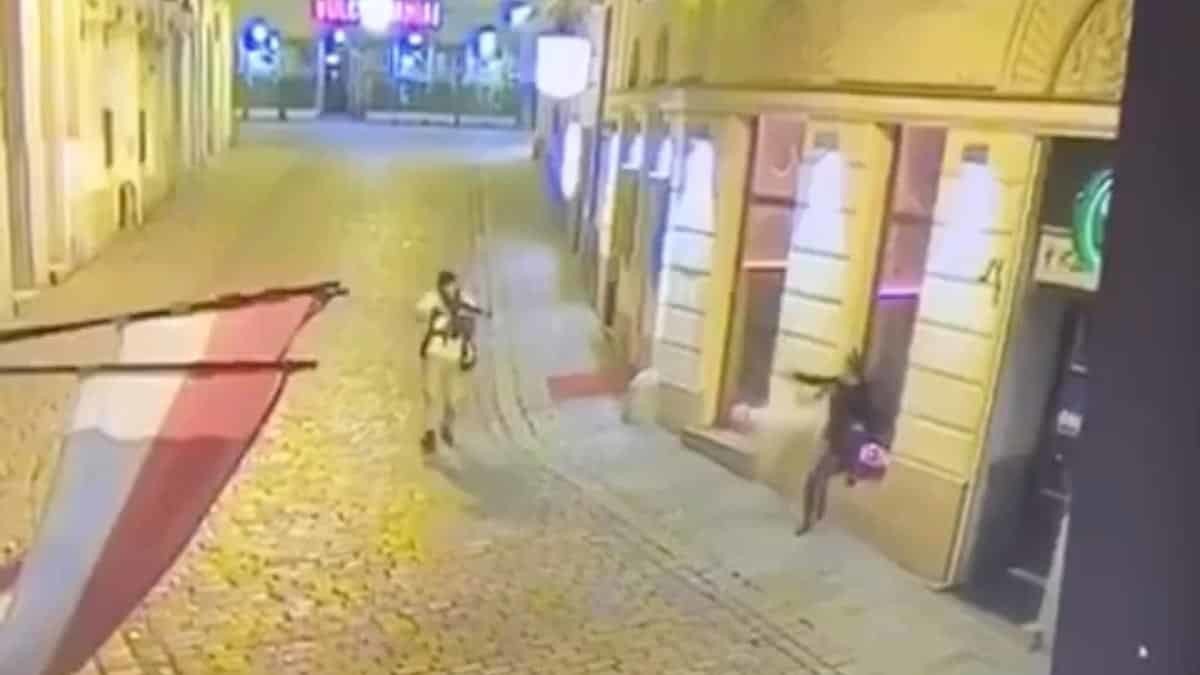 Sosyal medyada yayılan saldırı anının videosunda seslerini duyulan ve saldırı anında 2 kadın ve 1 polisi terör saldırısından kurtaran Mikail Özen ve saldırıda yaralanan Recep Tayyip Gültekin yaşadıklarını anlattı.