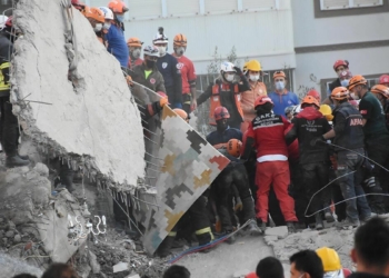 AFAD, İzmir'de yaşanan deprem sonrasında büyüklüğü 4'ün üzerinde 43 artçı olmak üzere, toplam 975 artçı sarsıntı yaşandığını bildirdi.