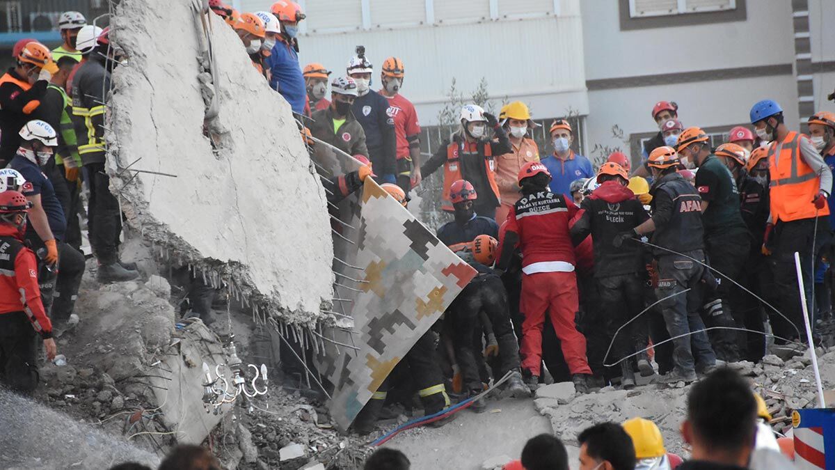 AFAD, İzmir'de yaşanan deprem sonrasında büyüklüğü 4'ün üzerinde 43 artçı olmak üzere, toplam 975 artçı sarsıntı yaşandığını bildirdi.
