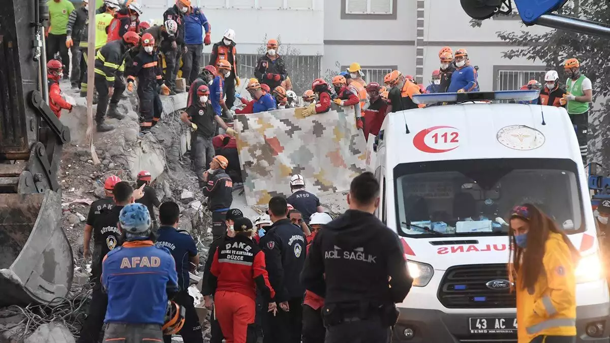 Afad, i̇zmir'de yaşanan deprem sonrasında büyüklüğü 4'ün üzerinde 43 artçı olmak üzere, toplam 975 artçı sarsıntı yaşandığını bildirdi.