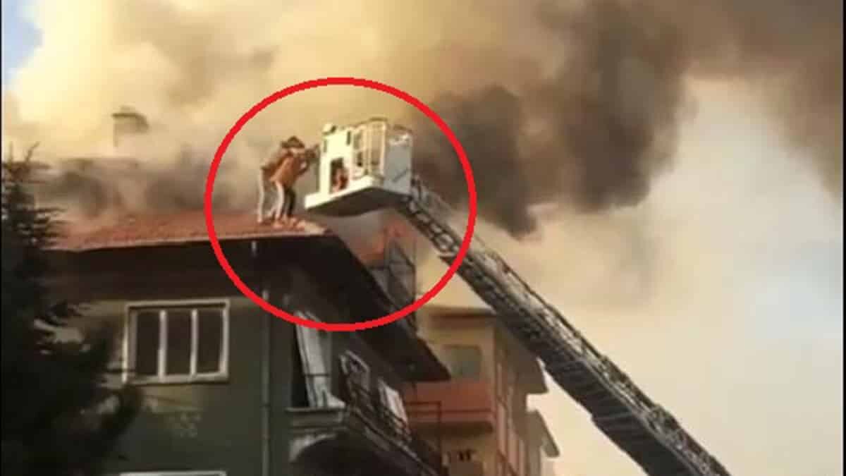 Çatıda mahsur kalan 4 kişiyi itfaiye kurtardı