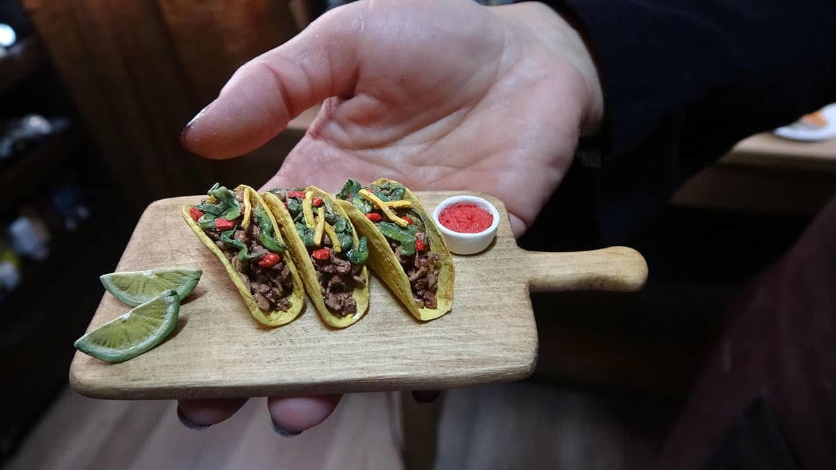 Aydın'ın Efeler ilçesinde bir okulda resim ve teknoloji tasarım öğretmeni olan Hediye Akoğlu (48), evinde boş zamanlarında yaptığı minyatür tasarımları arkadaş ve öğrencilerine hediye edip, sevindiriyor.