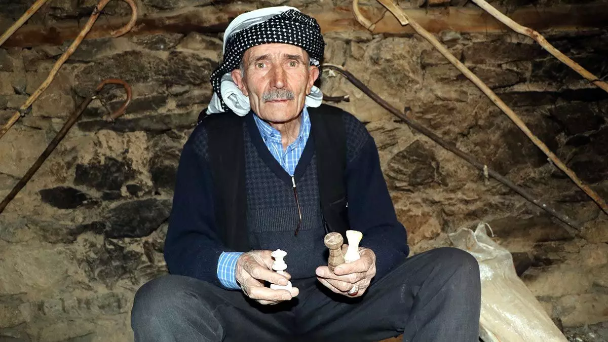 Van'ın bahçesaray ilçesinde, 8 çocuk babası ali yaba (70), yarım asırdır geleneksel yöntemleri kullandığı tezgahında, kadınların yün eğirmekte kullandıkları öreke ve satranç taşı yapıyor.