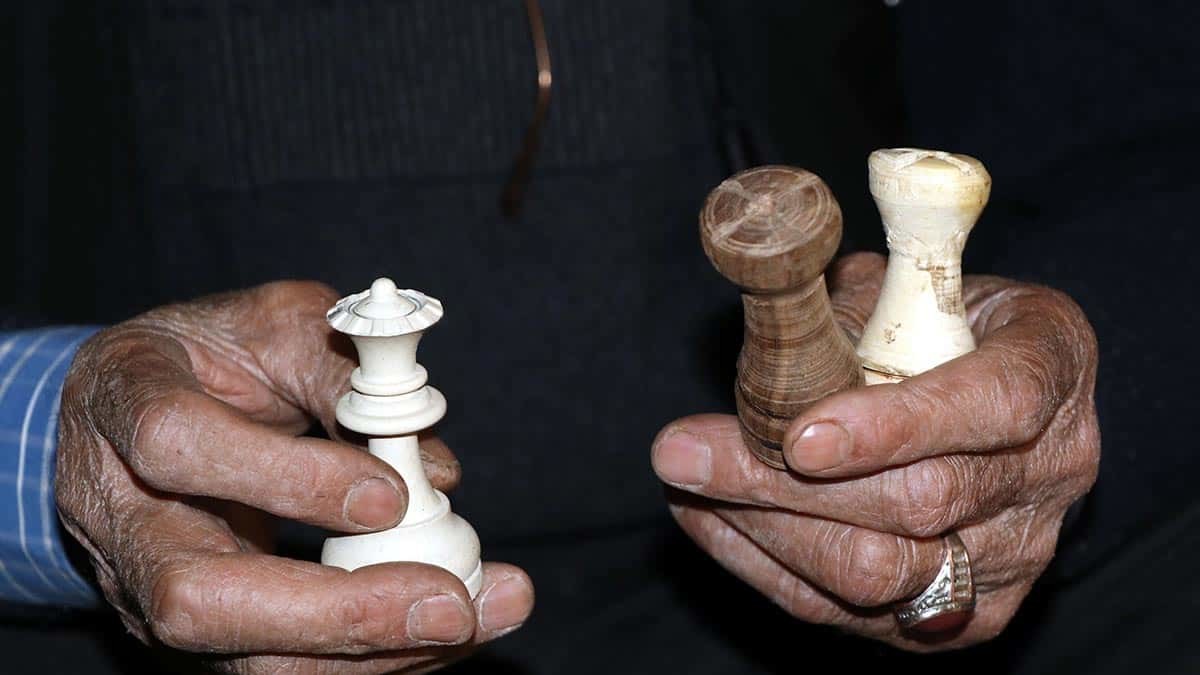 Satrancın asırlardır büyük bir tutku olduğu ilçede 50 yıldır bu mesleği sürdürdüğünü anlatan 70 yaşındaki Yaba, amacının bu mesleği unutturmamak ve gelecek kuşaklara aktarmak olduğunu belirtti.