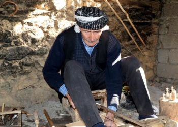 Satrancın asırlardır büyük bir tutku olduğu ilçede 50 yıldır bu mesleği sürdürdüğünü anlatan 70 yaşındaki Yaba, amacının bu mesleği unutturmamak ve gelecek kuşaklara aktarmak olduğunu belirtti.