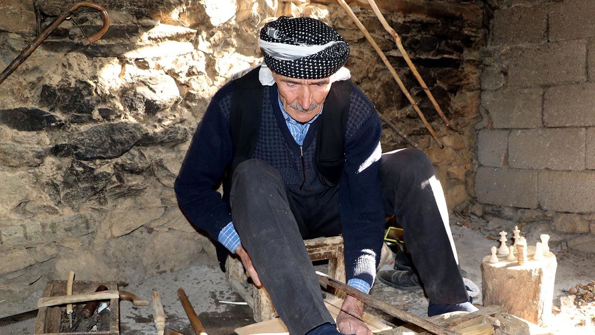 Satrancın asırlardır büyük bir tutku olduğu ilçede 50 yıldır bu mesleği sürdürdüğünü anlatan 70 yaşındaki Yaba, amacının bu mesleği unutturmamak ve gelecek kuşaklara aktarmak olduğunu belirtti.