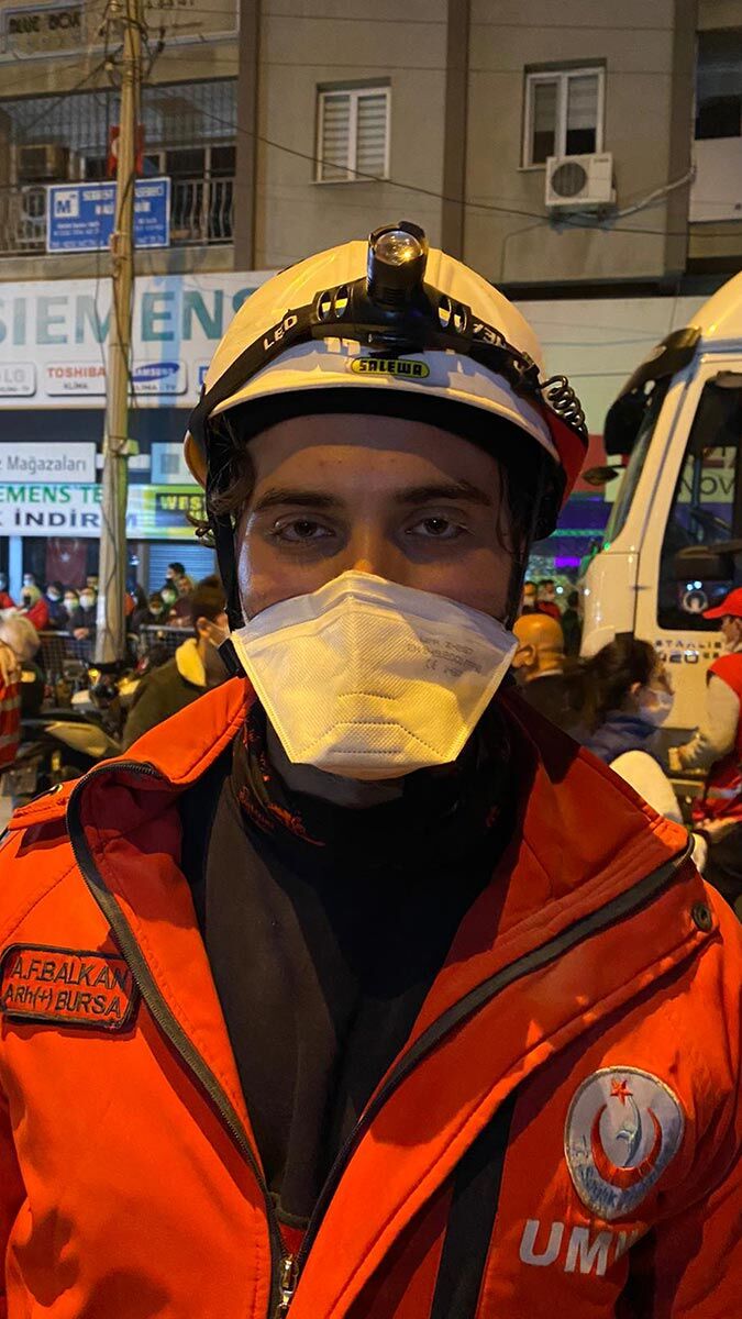 İzmir'de meydana gelen 6.6 büyüklüğündeki depremin ardından, Bayraklı ilçesindeki binalarda arama- kurtarma çalışmaları devam ediyor. Depremden tam 33 saat sonra, Rıza Bey Apartmanı'ndan müjdeli bir haber geldi. 