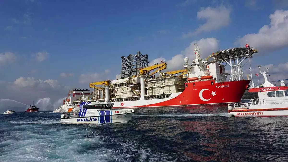 Türkiye'nin üçüncü sondaj gemisi kanuni karadeniz'e uğurlandı.