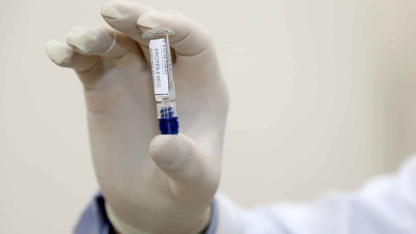 Koronavirüse karşı geliştirilen yerli ve milli ERUCOV-VAC inaktif aşısının insan deneyleri başladı. Aşının ilk dozu bir gönüllüye uygulandı.